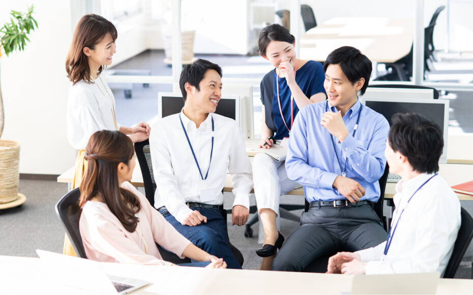談笑する会社員