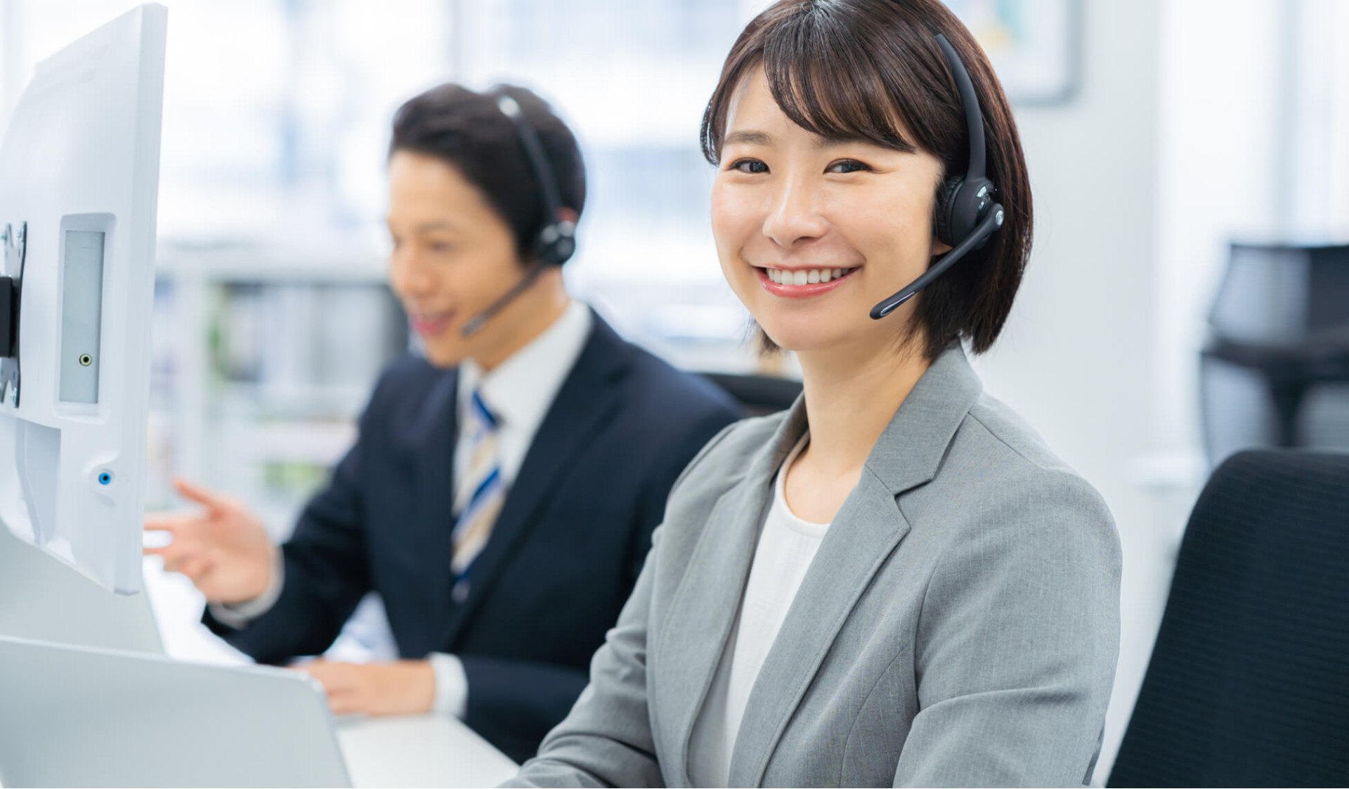お問い合わせセンターの女性