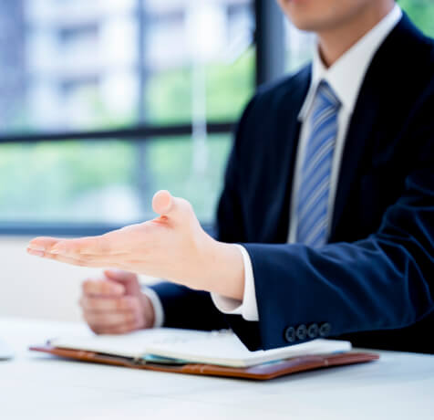 相談に乗る男性